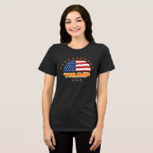Trump 2028 Amerikaanse vlag Tri-Blend Shirt (Voorkant volledig)