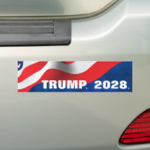 Trump 2028 tekst met vlag bumpersticker (Op auto)