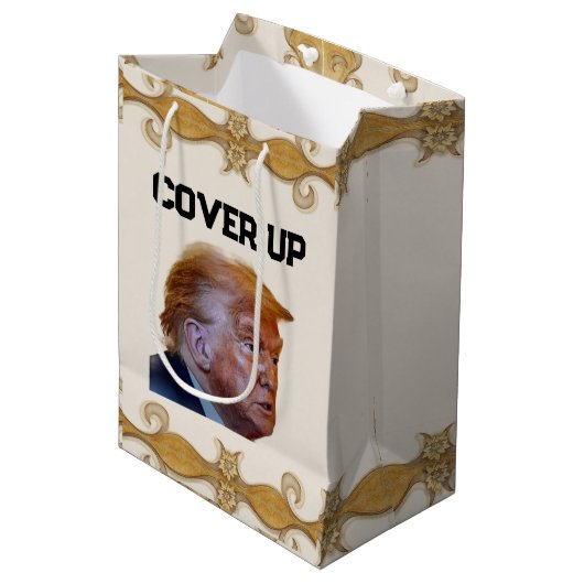 Trump Cover Up Gift Bag Medium Cadeauzakje (Voorkant Gekanteld)