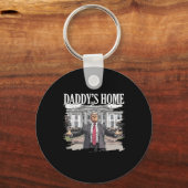 Trump Daddys Home Witte Huis 2024 Sleutelhanger (Voorkant)