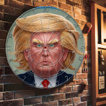 TRUMP-DARTBOARD DARTBORD<br><div class="desc">Afbeelding van Donald Trump Dart Board. Een rond dartboard met een karikatuur van Donald Trump. Het doelwit is gecentreerd op zijn gezicht,  met de bullseye direct over zijn neus. Dit humoristische dartboard is perfect voor een luchthartig spel darts.</div>