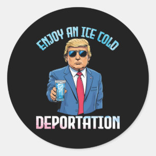 Trump drinkt geniet van een ijskoude deportatie me ronde sticker