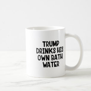 Trump Drinkt Zijn Eigen Th Water _1 Koffiemok