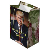 Trump Gasmasker-in-Chief Medium Cadeauzakje (Voorkant Gekanteld)