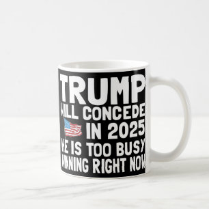 Trump geeft pas in 2025 toe dat hij te druk is om  koffiemok