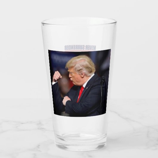 Trump geeft zich nooit over glas (Achterkant)