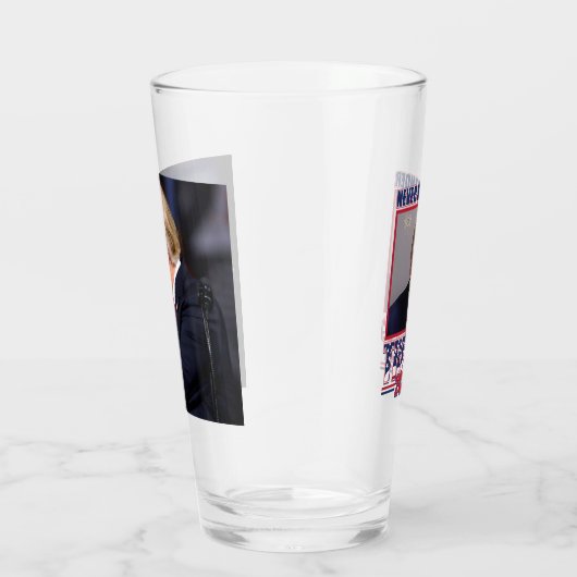 Trump geeft zich nooit over glas (Rechts)