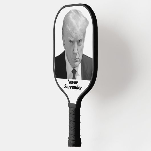 Trump geeft zich nooit over pickleball paddle (Links)