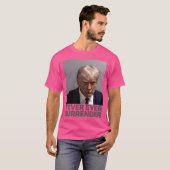 Trump geeft zich nooit over t-shirt (Voorkant volledig)
