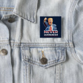 Trump geeft zich nooit over vierkante button 5,1 cm (In situ)