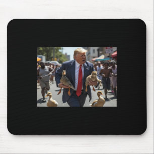 Trump houdt eend en kat en stemt Trump-huisdieren  Muismat