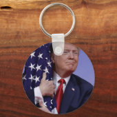 Trump Hugging the American Flag Sleutelhanger (Voorkant)