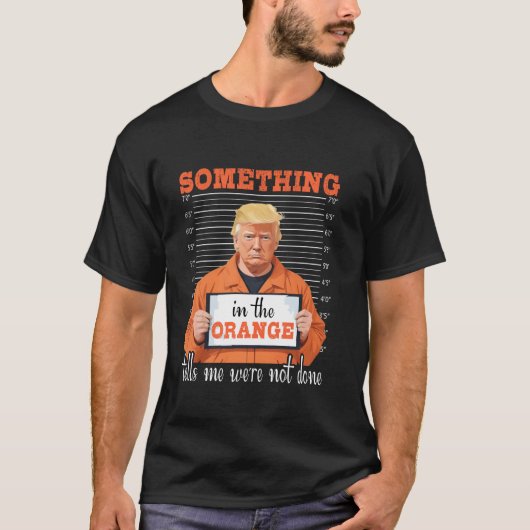 Trump iets in de Oranje stemming Felon Politiek T-shirt (Voorkant)