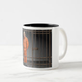 Trump in Jail Two-Tone Mok, 11 oz Tweekleurige Koffiemok (Voorkant rechts)