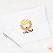 Trump is een fascist ronde sticker (Envelop)