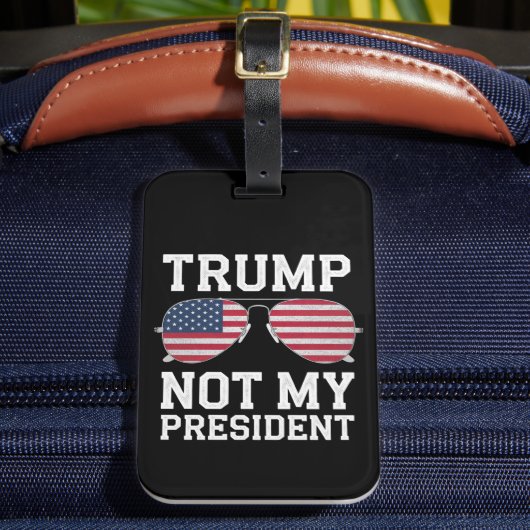 Trump is niet mijn President tegen Trump Bagagelabel (Voorkant Insitu 2)