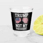 Trump is niet mijn President tegen Trump Shot Glas (Voorkant)
