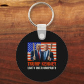 Trump Kennedy Unity Over Uniparty 2025 Funny Elect Sleutelhanger (Voorkant)