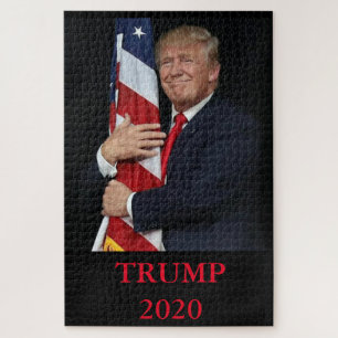 Trump knuffelt de Amerikaanse vlag Legpuzzel