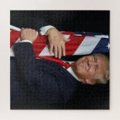 Trump knuffelt met de Amerikaanse vlag Legpuzzel (Horizontaal)