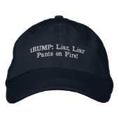 tRUMP: Liar, Liar Pants on Fire! Geborduurde Pet (Voorkant)