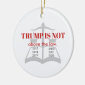 Trump ligt niet boven de wet van de rechter keramisch ornament (Links)