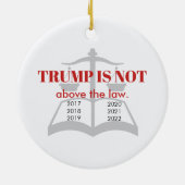 Trump ligt niet boven de wet van de rechter keramisch ornament (Achterkant)