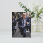 Trump loopt van de grappige politie briefkaart (Staand voorkant)