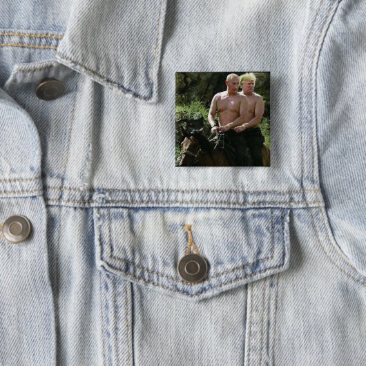 TRUMP LOVES PUTIN VIERKANTE BUTTON 5,1 CM (In situ)