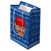 TRUMP MAGA Kerstmis Medium Cadeauzakje (Voorkant Gekanteld)