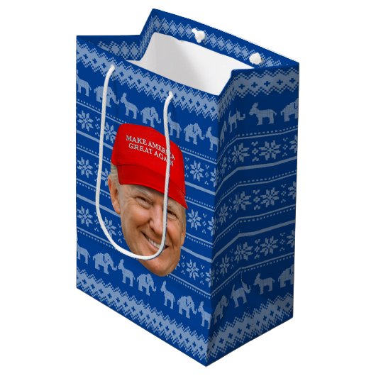 TRUMP MAGA Kerstmis Medium Cadeauzakje (Voorkant Gekanteld)