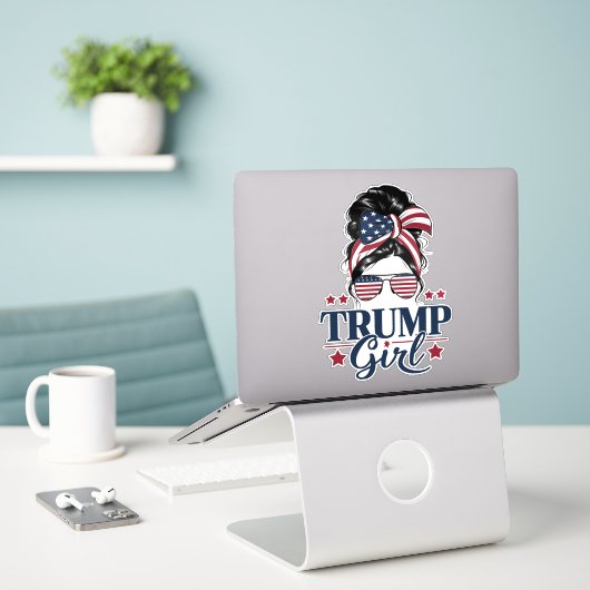 Trump Meisje Messy Bun Trump 2024 Verkiezing Ameri Sticker (Laptop op bureau)