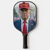 Trump met het rode MAGA-Pet Pickleball Paddle (Voorkant)
