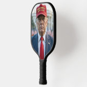 Trump met het rode MAGA-Pet Pickleball Paddle (Links)