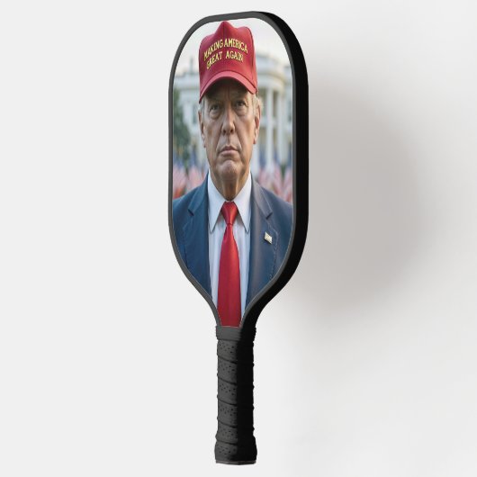 Trump met het rode MAGA-Pet Pickleball Paddle (Links)