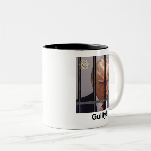 Trump Mok "Schuldig!" mugshot (Voorkant rechts)