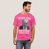 Trump Mok Shot - Never Surrender - Trump 2024 T-shirt (Voorkant volledig)