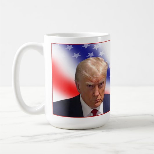 Trump Mug Shot, arrestcommentaar 24 augustus 2023 Koffiemok (Links)