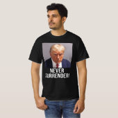Trump Mugshot 2024 Donald Trump Nooit Overgave T-shirt (Voorkant volledig)