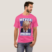 Trump Mugshot geeft zich nooit over T-shirt (Voorkant volledig)