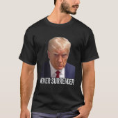 Trump Nooit Surrender Mok Shot Gratis Trump T-shir T-shirt (Voorkant)