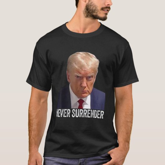Trump Nooit Surrender Mok Shot Gratis Trump T-shir T-shirt (Voorkant)