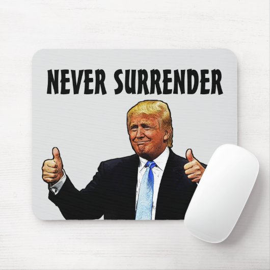 TRUMP NOOIT SURRENDER Mousepad Muismat (Met muis)