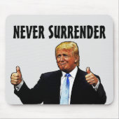 TRUMP NOOIT SURRENDER Mousepad Muismat (Voorkant)