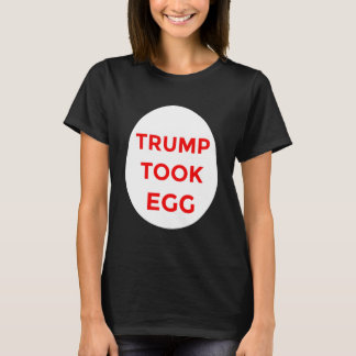 Trump pakt shirt