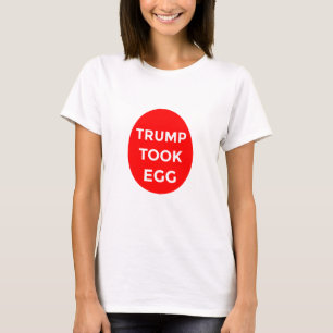 Trump pakt shirt