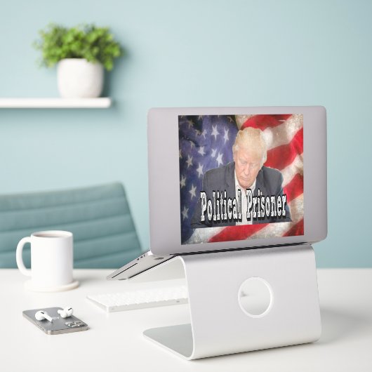 Trump politiek gevangene sticker (Laptop op bureau)