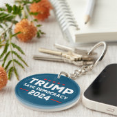 Trump redt democratie Trump 2024 Sleutelhanger (Voorkant Rechts)