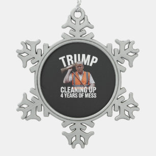 Trump ruimt 4 jaar rommel op Afvalbak Tin Sneeuwvlok Ornament