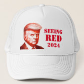 Trump Seing Red Unofficial Mok Shot Trump 2024 Trucker Pet (Voorkant)